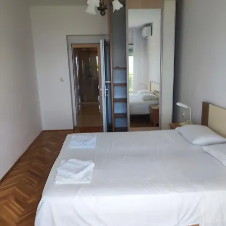 Sa 2 Balkona I Pogledom Na Penzion