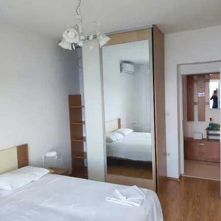 Sa 2 Balkona I Pogledom Na