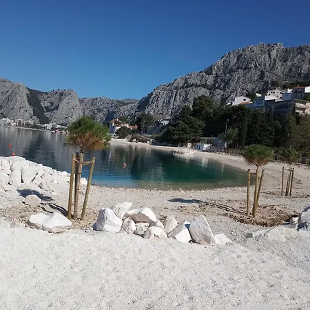 Sa 2 Balkona I Pogledom Na Penzion *